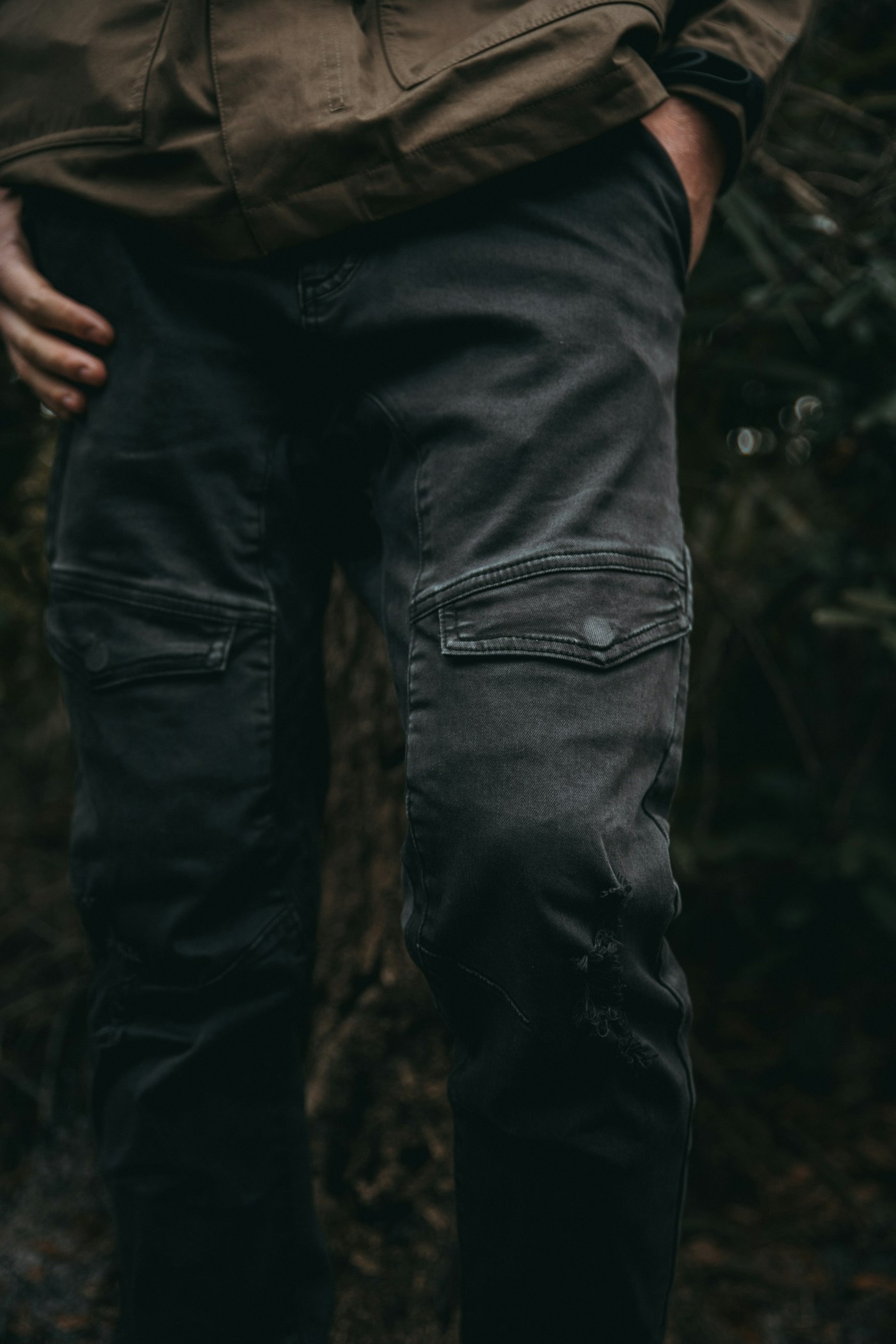 Persona usando pantalones urbanos